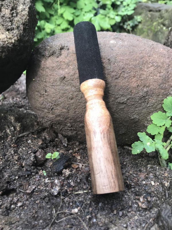 Stick bois et cuir pour bol chantant
