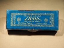 Encens lhassa, un grand classique, Il est composé de bois de santal blanc et rouge, de cardamone.