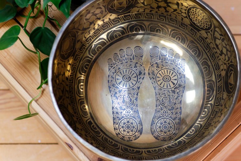 bol tibétain gravé pieds de bouddha 27 cm