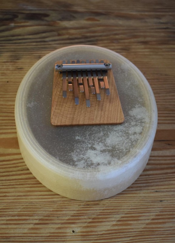 La Sansula Deluxe est une version améliorée de la Sansula Basic HOKEMA avec une peau de chèvre naturelle