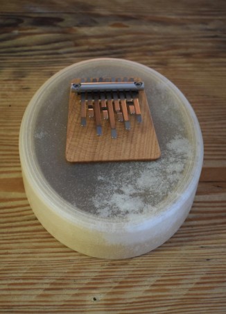 La Sansula Deluxe est une version améliorée de la Sansula Basic HOKEMA avec une peau de chèvre naturelle