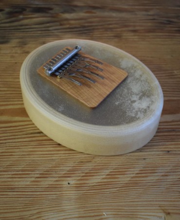 La Sansula Deluxe est une version améliorée de la Sansula Basic HOKEMA avec une peau de chèvre naturelle