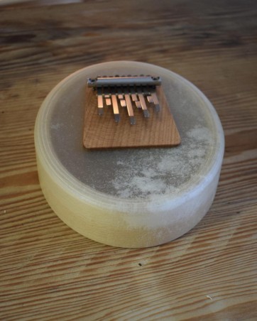 La Sansula Deluxe est une version améliorée de la Sansula Basic HOKEMA avec une peau de chèvre naturelle