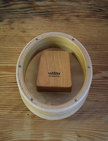 La Sansula Deluxe est une version améliorée de la Sansula Basic HOKEMA avec une peau de chèvre naturelle