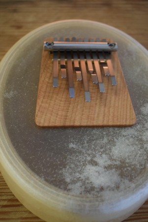 La Sansula Deluxe est une version améliorée de la Sansula Basic HOKEMA avec une peau de chèvre naturelle