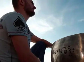 Le fondateur d’Equit Zen assis près d’un grand bol tibétain, face au ciel